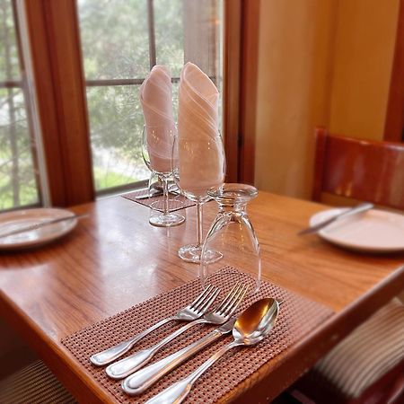 Auberge Alpine Inn แซ็ง-ตาแดล ภายนอก รูปภาพ
