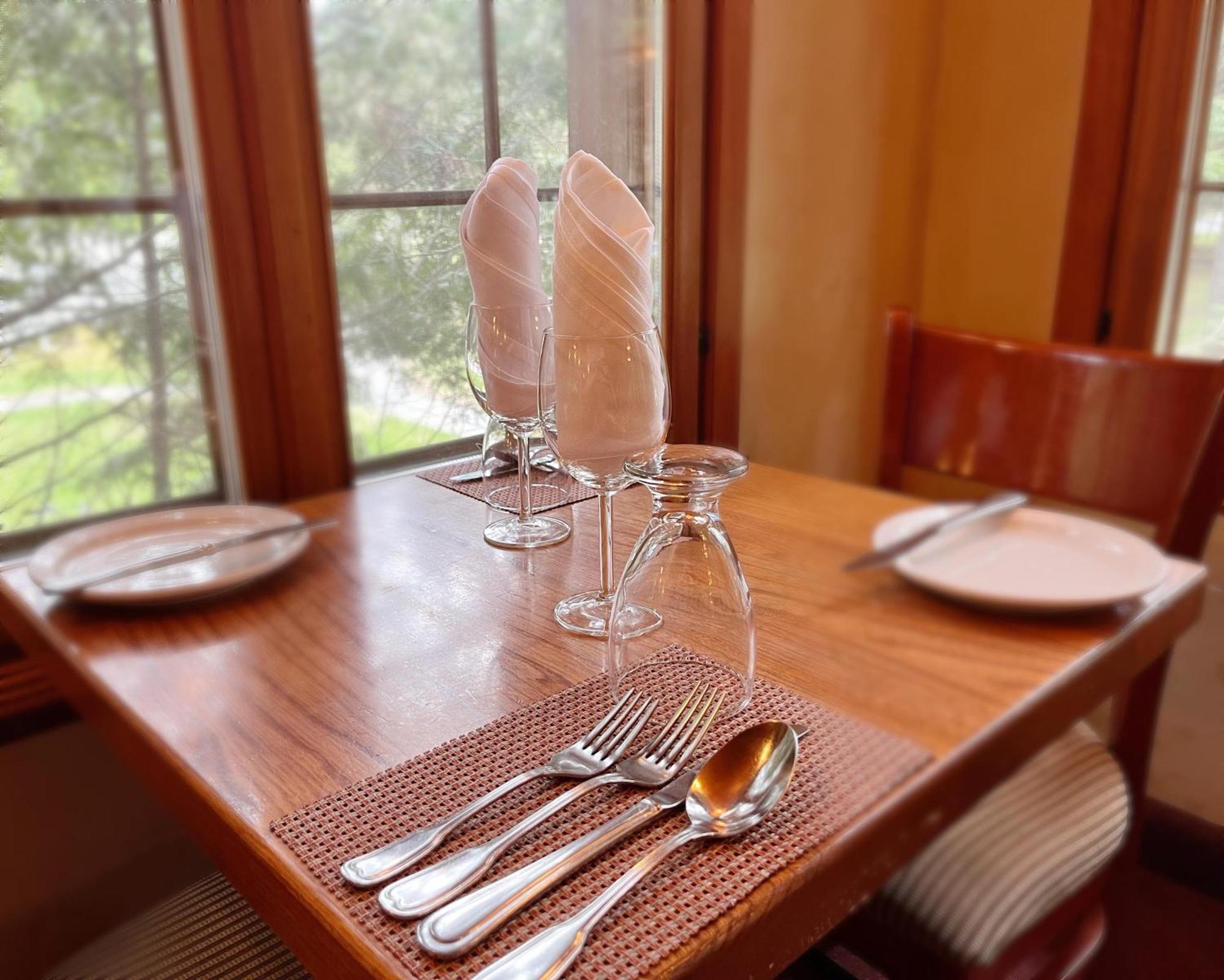 Auberge Alpine Inn แซ็ง-ตาแดล ภายนอก รูปภาพ