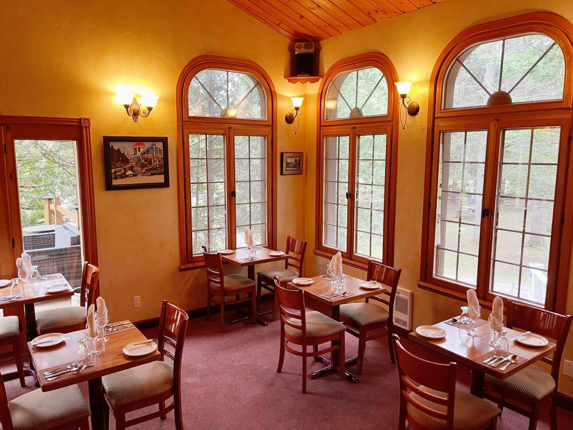 Auberge Alpine Inn แซ็ง-ตาแดล ภายนอก รูปภาพ