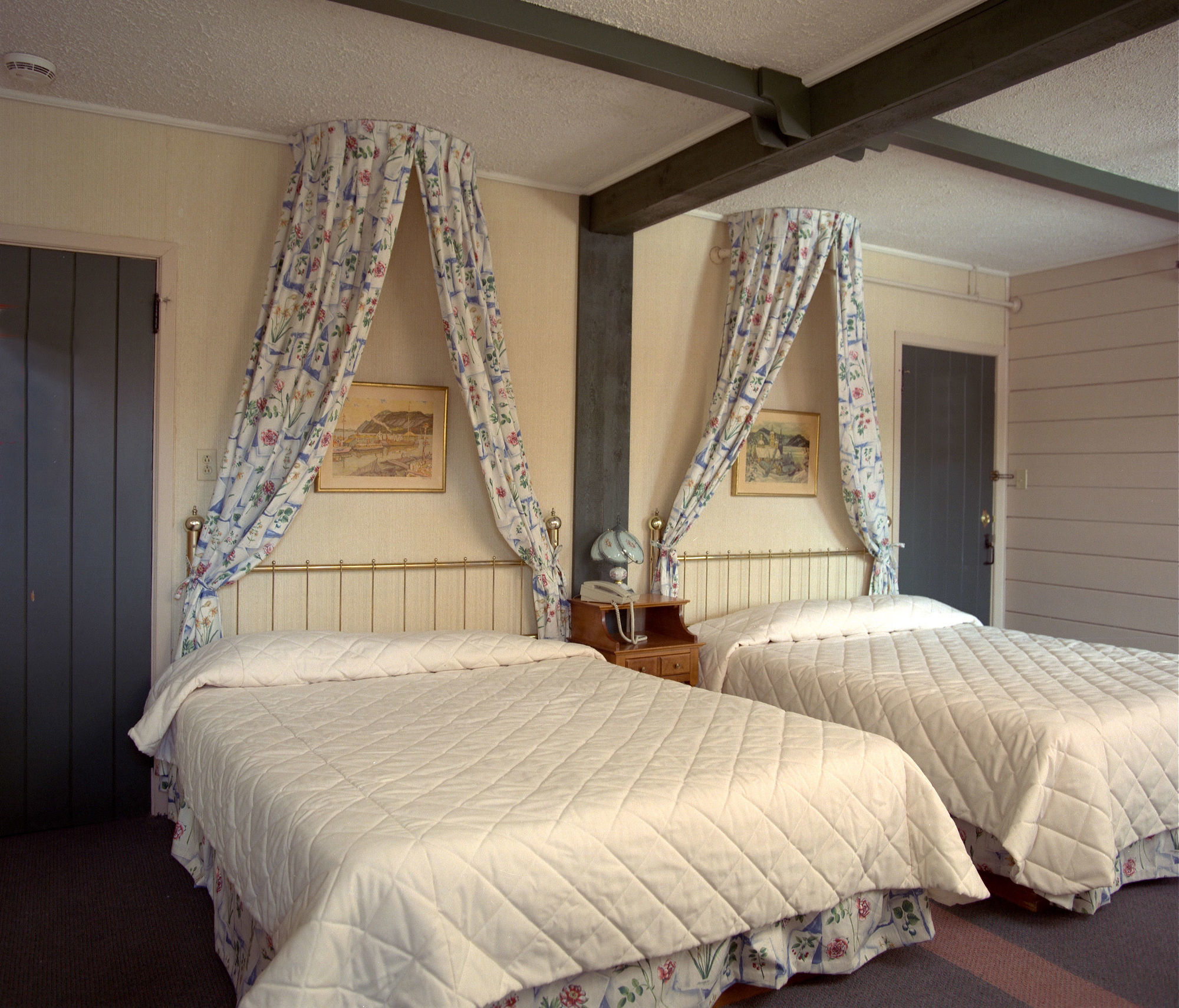 Auberge Alpine Inn แซ็ง-ตาแดล ภายนอก รูปภาพ
