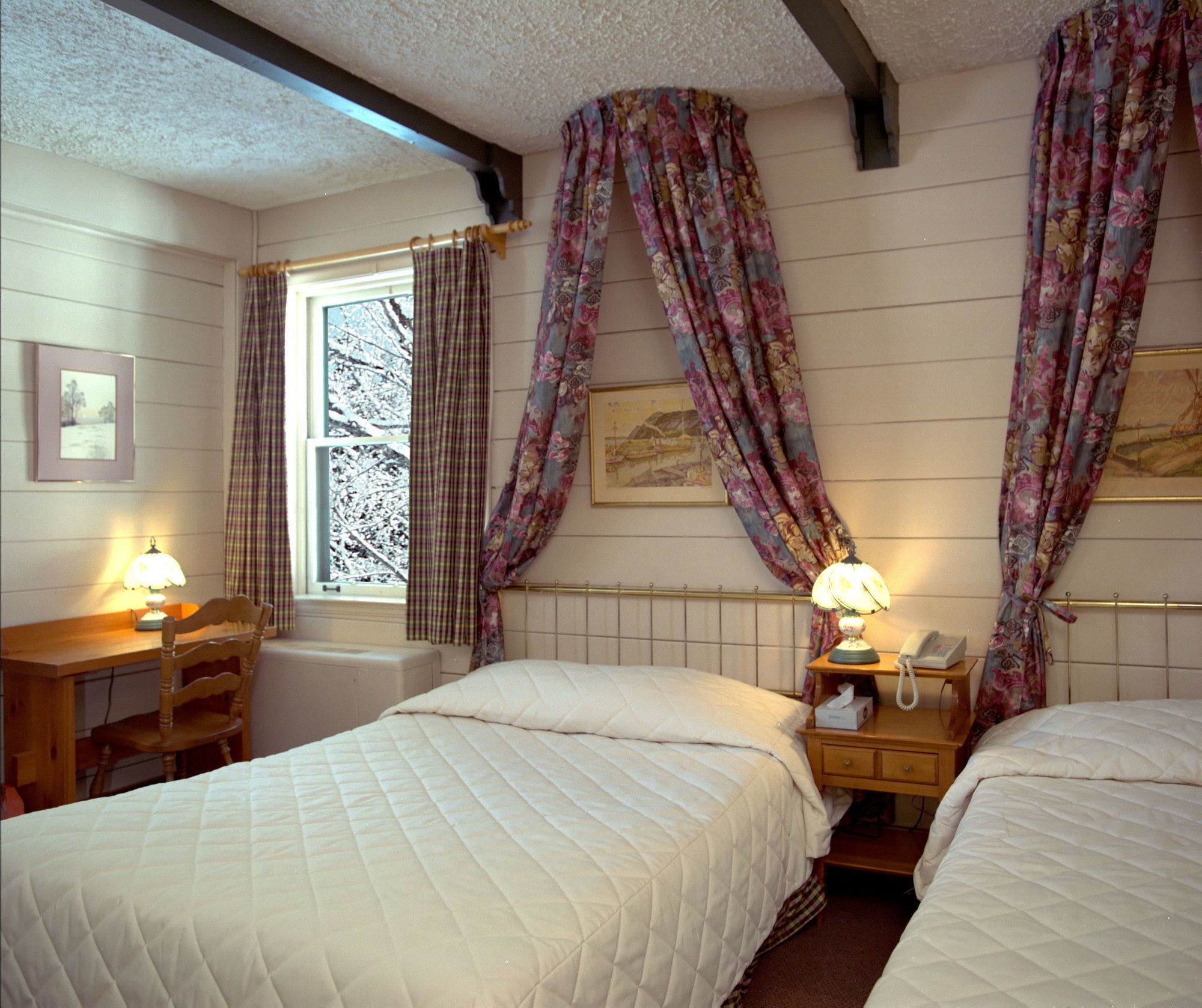 Auberge Alpine Inn แซ็ง-ตาแดล ภายนอก รูปภาพ