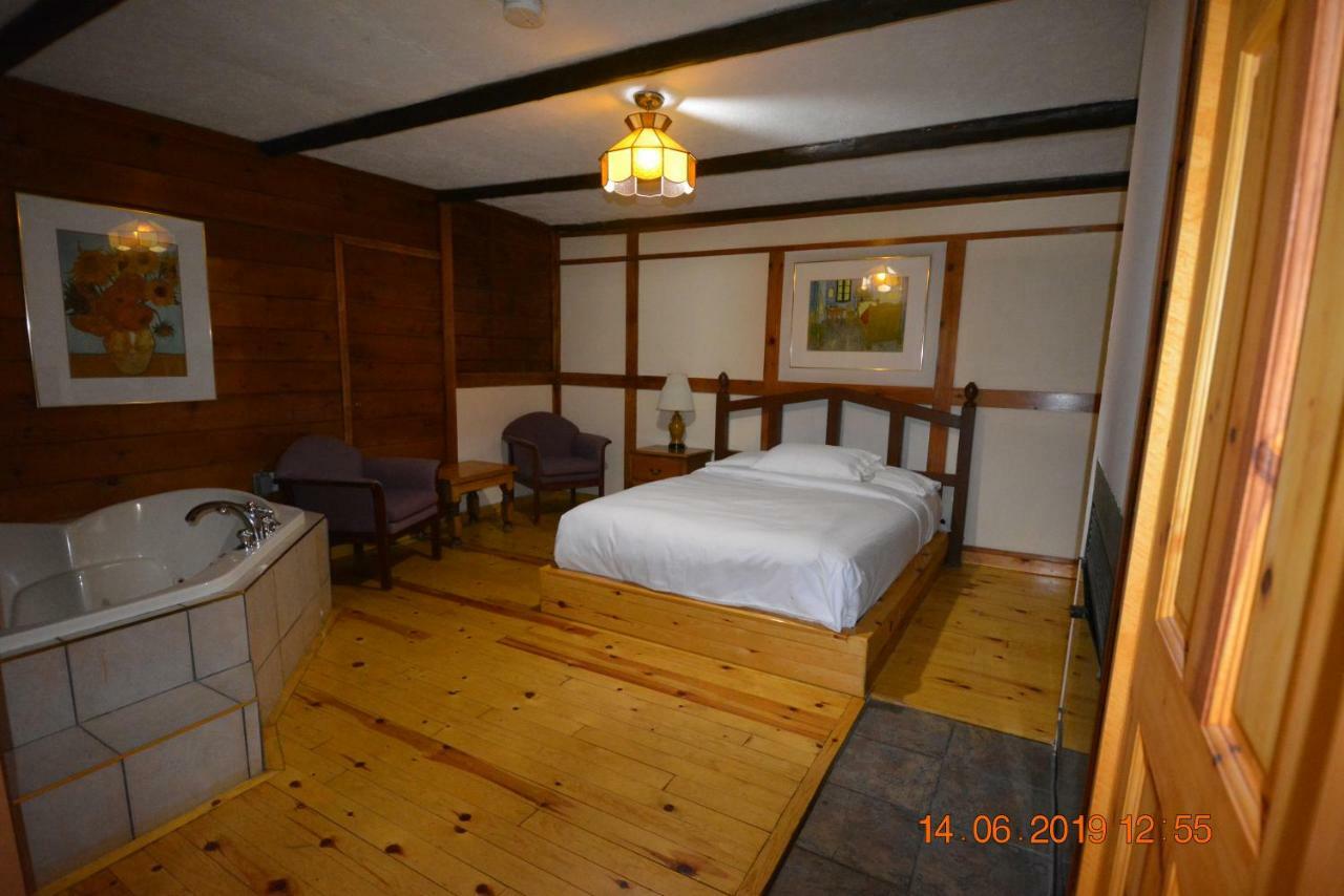 Auberge Alpine Inn แซ็ง-ตาแดล ภายนอก รูปภาพ