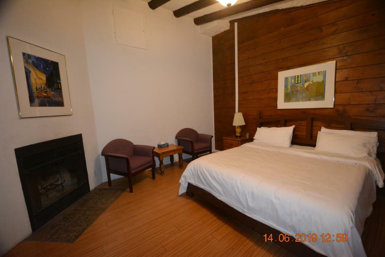 Auberge Alpine Inn แซ็ง-ตาแดล ภายนอก รูปภาพ